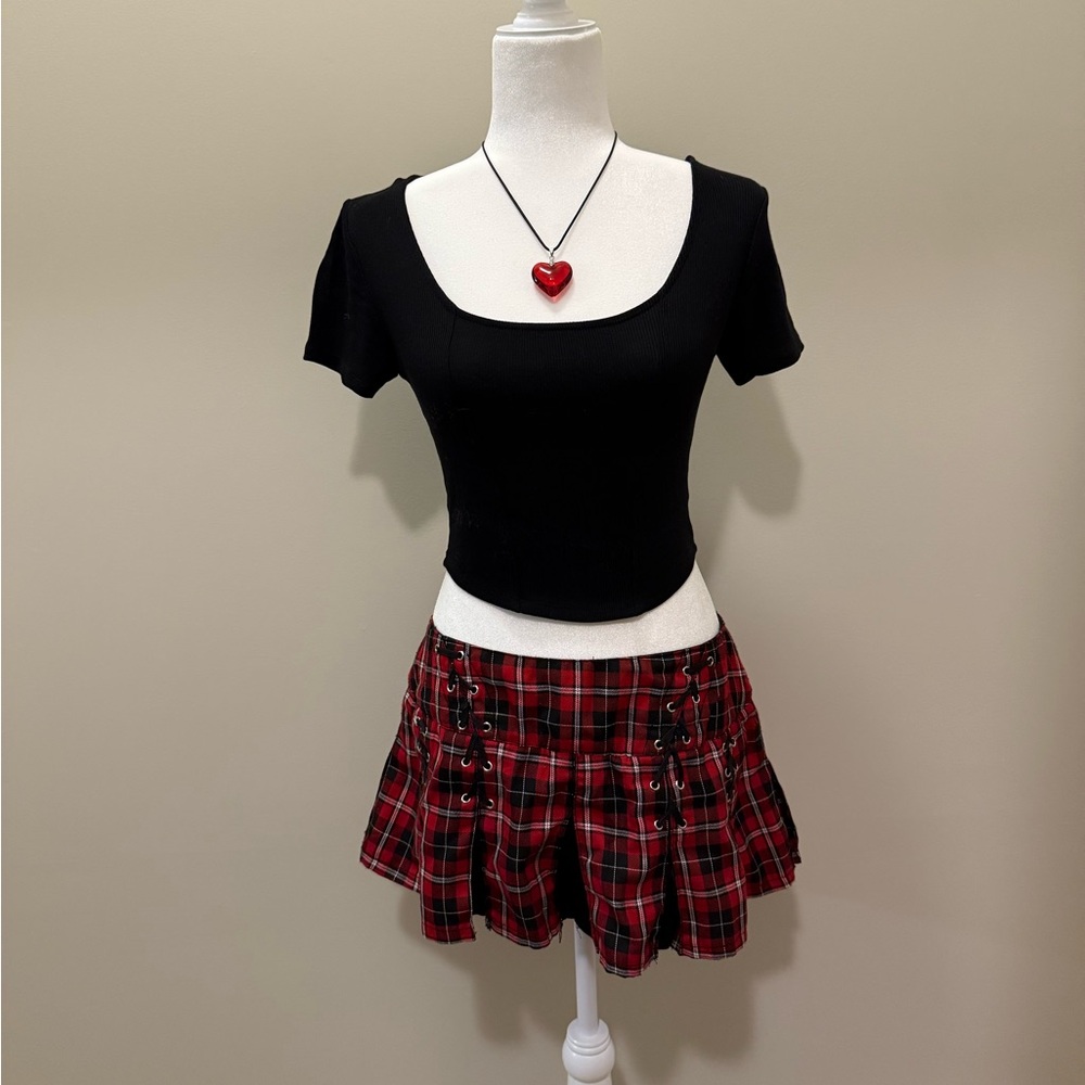 ribbed black crop top. size M